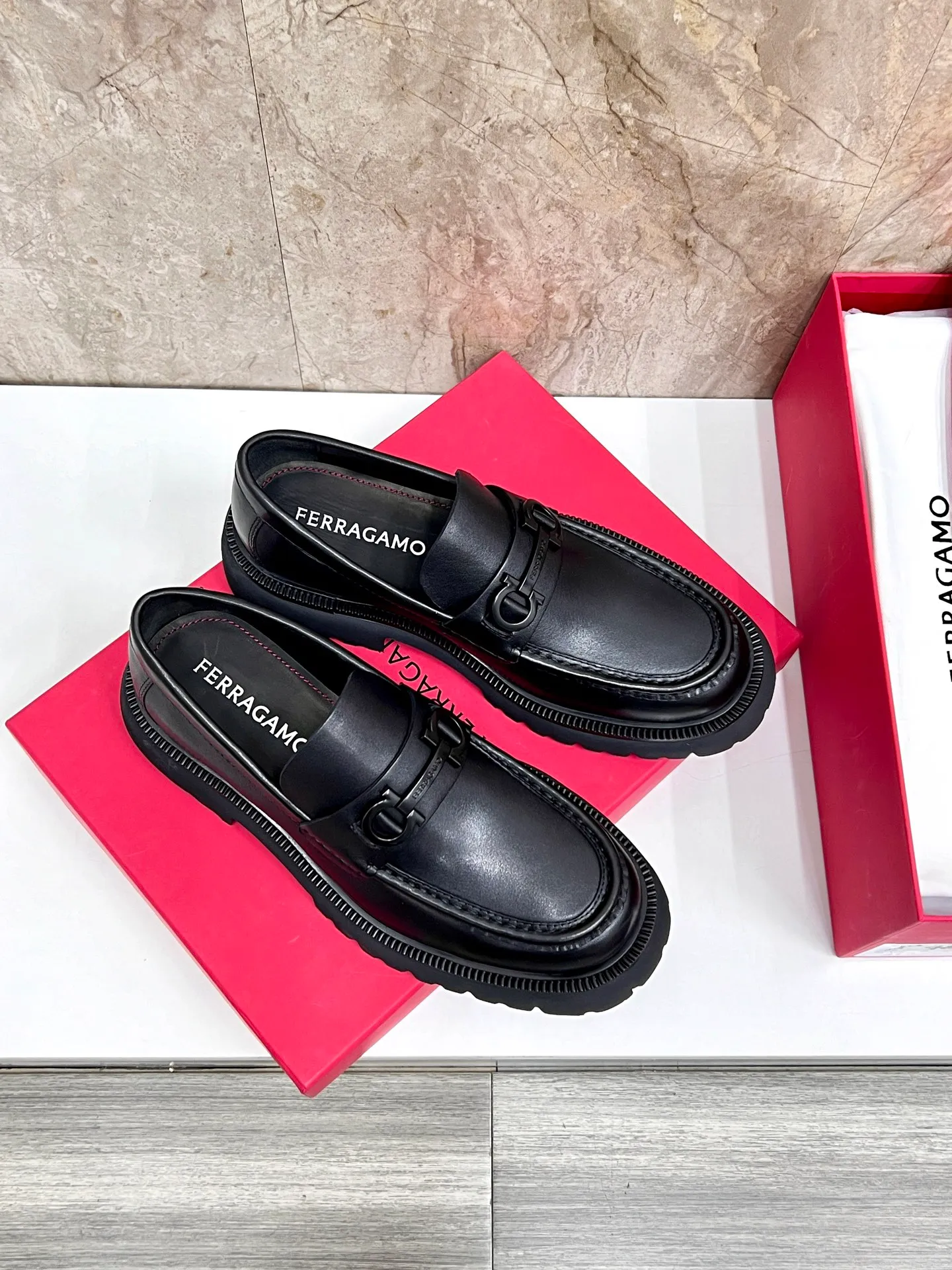 Original quality P780 Brand: Ferragamo Standard code: Men's code 39.40.41.42.43.44 Grade: Same style as the official website High-quality men's shoes Material: Customized first-layer calfskin with water-dyed cowhide lining Cowhide tiptoe Original non-slip and wear-resistant rubber outsole Style category: Men's formal business leather shoes are young and fashionable European and American trends British style Casual matching Comfortable feet Color: actual picture